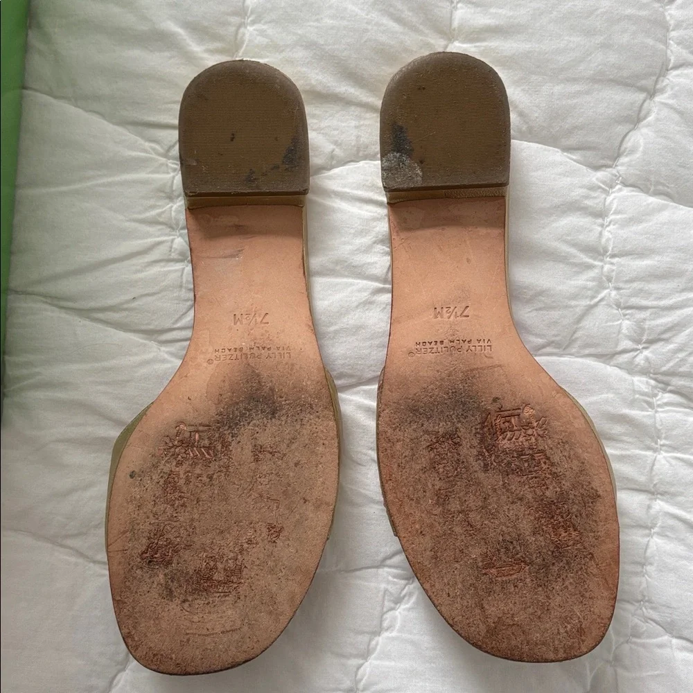 Lilly Pulitzer “Bee Fabulous” Gold Slide Sandals with Bee Accent, size 7.5 - Picture 4 of 4